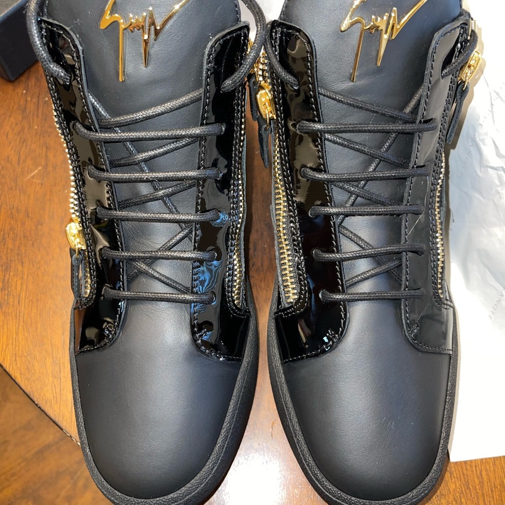 Authentic Giuseppe Zanotti Unisex Leather Zip Sneaker Size 39